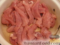 Фото приготовления рецепта: Свинина с грибами под кисло-сладким соусом - шаг №2