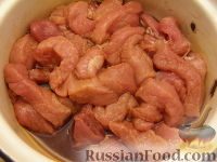 Фото приготовления рецепта: Свинина с грибами под кисло-сладким соусом - шаг №3