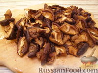 Фото приготовления рецепта: Свинина с грибами под кисло-сладким соусом - шаг №9
