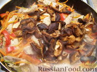 Фото приготовления рецепта: Свинина с грибами под кисло-сладким соусом - шаг №13