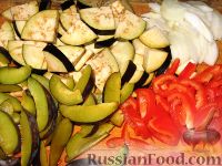 Фото приготовления рецепта: Сливово-баклажанный салат - шаг №2