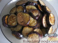 Фото приготовления рецепта: Салат из баклажанов и брынзы - шаг №5
