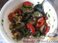 Фото приготовления рецепта: Салат из баклажанов и брынзы - шаг №12