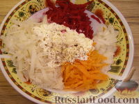 Фото приготовления рецепта: Салат из свежей свеклы - шаг №5