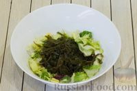 Фото приготовления рецепта: Салат с авокадо, морской капустой, салатными листьями и кунжутом - шаг №3