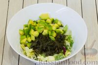 Фото приготовления рецепта: Салат с авокадо, морской капустой, салатными листьями и кунжутом - шаг №4
