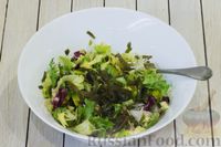 Фото приготовления рецепта: Салат с авокадо, морской капустой, салатными листьями и кунжутом - шаг №5