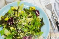 Фото приготовления рецепта: Салат с авокадо, морской капустой, салатными листьями и кунжутом - шаг №6