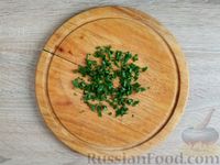 Фото приготовления рецепта: Жареный минтай с луком, в омлете - шаг №9