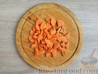 Фото приготовления рецепта: Куриные сердечки с луком и морковью - шаг №3