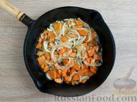 Фото приготовления рецепта: Куриные сердечки с луком и морковью - шаг №5