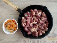 Фото приготовления рецепта: Куриные сердечки с луком и морковью - шаг №6