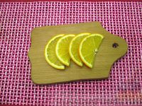 Фото приготовления рецепта: Запечённая скумбрия с апельсинами, на овощной подушке - шаг №8