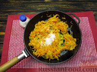 Фото приготовления рецепта: Запечённая скумбрия с апельсинами, на овощной подушке - шаг №6