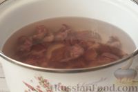 Фото приготовления рецепта: Фасолевый суп с куриными потрошками и лапшой - шаг №3