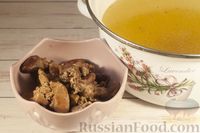 Фото приготовления рецепта: Фасолевый суп с куриными потрошками и лапшой - шаг №7