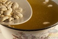 Фото приготовления рецепта: Фасолевый суп с куриными потрошками и лапшой - шаг №8