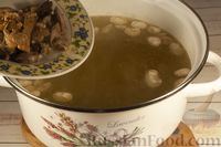 Фото приготовления рецепта: Фасолевый суп с куриными потрошками и лапшой - шаг №10
