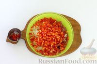 Фото приготовления рецепта: Дрожжевые лепёшки "Лахмаджун" с фаршем, помидорами и перцем - шаг №8
