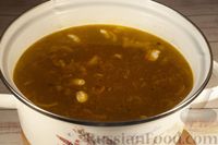 Фото приготовления рецепта: Фасолевый суп с куриными потрошками и лапшой - шаг №11