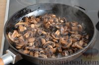 Фото приготовления рецепта: Суп из свинины с шампиньонами, сельдереем и зелёным горошком - шаг №5