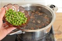Фото приготовления рецепта: Суп из свинины с шампиньонами, сельдереем и зелёным горошком - шаг №11