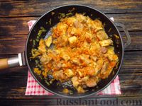 Фото приготовления рецепта: Свинина, тушенная с консервированной фасолью в томатном соусе - шаг №9