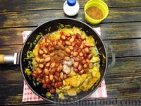 Фото приготовления рецепта: Свинина, тушенная с консервированной фасолью в томатном соусе - шаг №10
