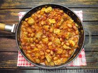 Фото приготовления рецепта: Свинина, тушенная с консервированной фасолью в томатном соусе - шаг №11