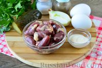Фото приготовления рецепта: Салат с куриными сердечками, солёными огурцами и яйцами - шаг №1