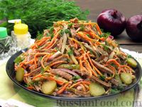 Фото к рецепту: Салат с печеночными блинчиками, морковью по-корейски и маринованными огурцами