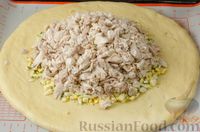 Фото приготовления рецепта: Курник из дрожжевого теста с куриным мясом, сердечками и яйцами - шаг №26