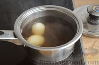 Фото приготовления рецепта: Салат с сардинами, морской капустой, свёклой и яйцами - шаг №2