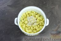 Фото приготовления рецепта: Суп с куриными фрикадельками, рисом и томатной пастой - шаг №3