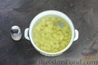 Фото приготовления рецепта: Суп с куриными фрикадельками, рисом и томатной пастой - шаг №4
