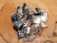 Фото приготовления рецепта: Скумбрия, тушенная в томатно-грибном соусе - шаг №3