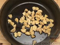 Фото приготовления рецепта: Скумбрия, тушенная в томатно-грибном соусе - шаг №4