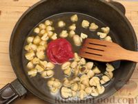 Фото приготовления рецепта: Скумбрия, тушенная в томатно-грибном соусе - шаг №5
