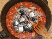 Фото приготовления рецепта: Скумбрия, тушенная в томатно-грибном соусе - шаг №6
