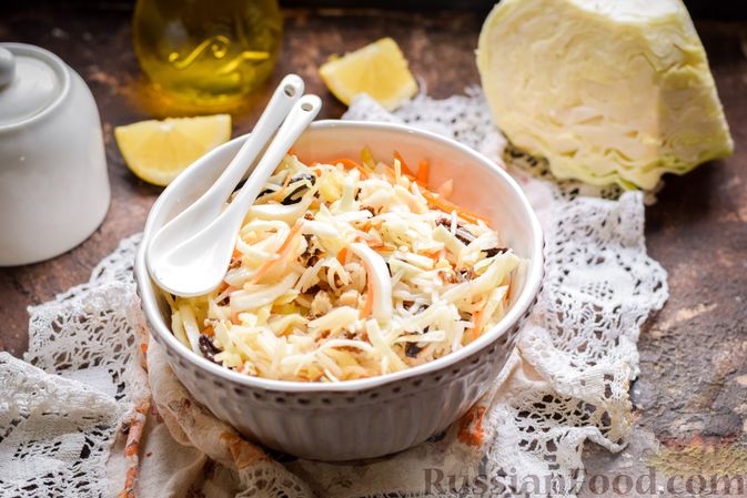 Рецепт: Салат из белокочанной капусты и чернослива - постный вариант