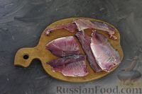 Фото приготовления рецепта: Жареные караси в сметанном соусе с грибами - шаг №3