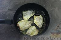 Фото приготовления рецепта: Жареные караси в сметанном соусе с грибами - шаг №6