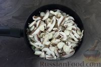 Фото приготовления рецепта: Жареные караси в сметанном соусе с грибами - шаг №9