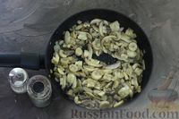 Фото приготовления рецепта: Жареные караси в сметанном соусе с грибами - шаг №10