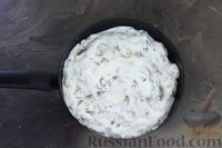 Фото приготовления рецепта: Жареные караси в сметанном соусе с грибами - шаг №14