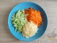 Фото приготовления рецепта: Салат с сельдереем, морковью, яблоком и сыром - шаг №5