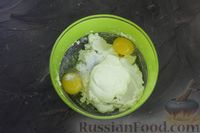 Фото приготовления рецепта: Манник с рыбой, отварными яйцами и майонезно-сметанной заливкой - шаг №11