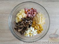 Фото приготовления рецепта: Салат с шампиньонами, ананасами, ветчиной и кукурузой - шаг №12