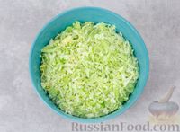 Фото приготовления рецепта: Салат с крабовыми палочками, пекинской капустой, кукурузой и сыром сулугуни - шаг №3