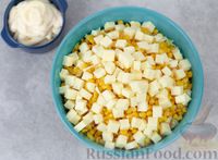 Фото приготовления рецепта: Салат с крабовыми палочками, пекинской капустой, кукурузой и сыром сулугуни - шаг №7